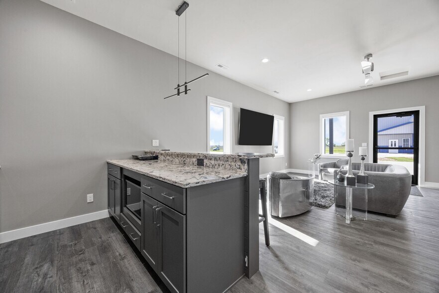 More Photos Of 530 Aircom Dr, Marion Airplane Hangar For Sale