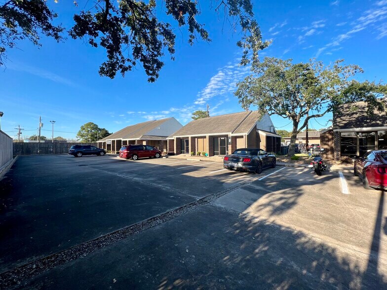 More Photos Of 307 S Friendswood Dr, Friendswood Unknown For Lease
