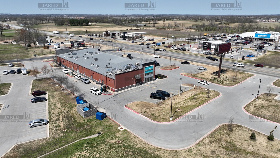 More Photos Of 1001 SW Regional Airport Blvd, Bentonville Freestanding For Lease