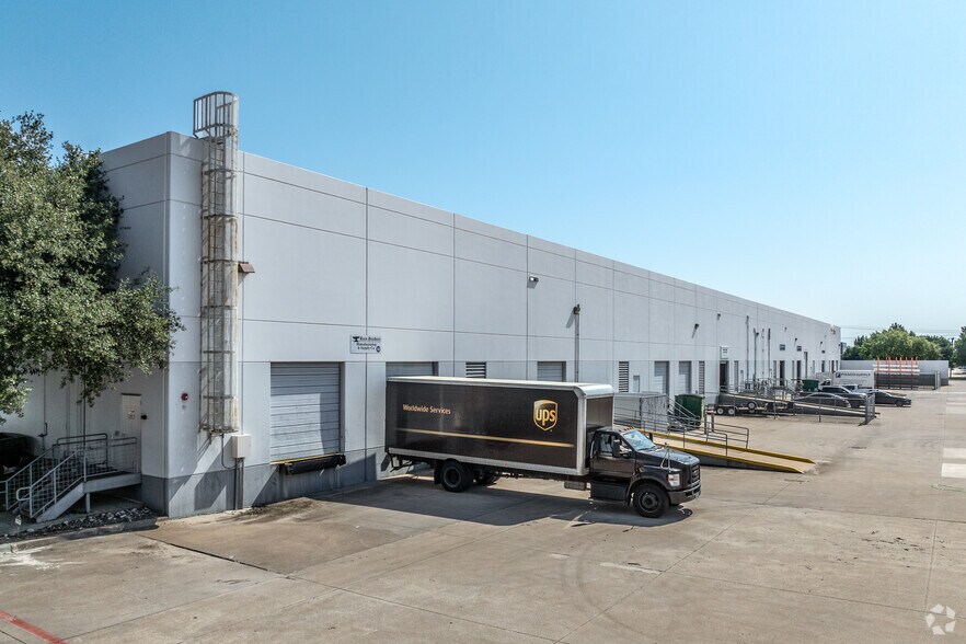 More Photos Of 3520 W Miller Rd, Garland Distribution For Lease