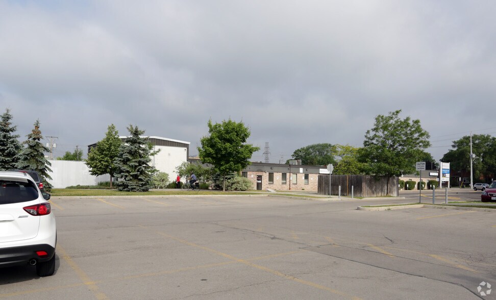 More Photos Of 1603-1605 Main St W, Hamilton Light Distribution For Lease