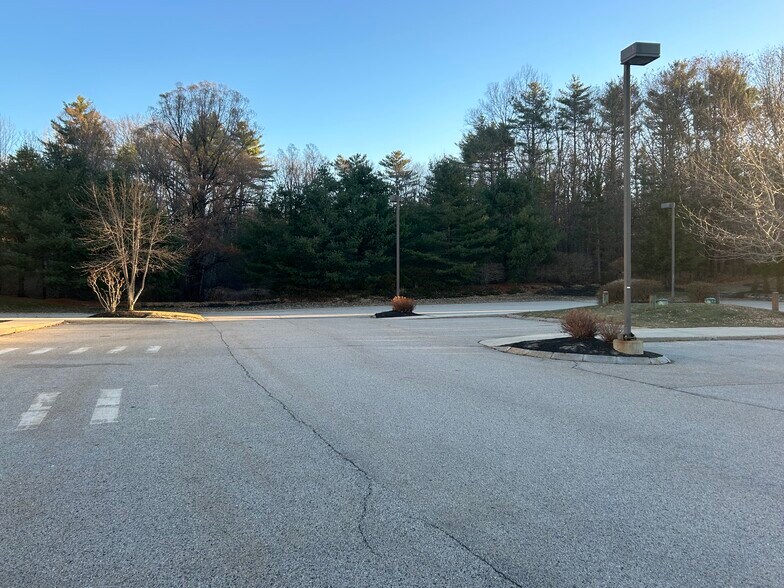 More Photos Of 45 Forest Falls Dr, Yarmouth Medical For Sale