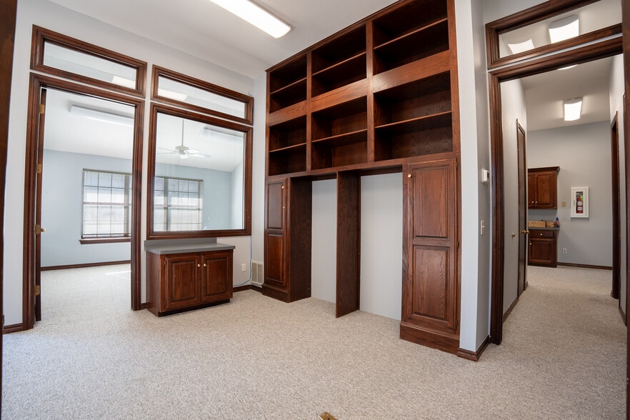 More Photos Of 1900 E 15th St, Edmond Office For Sale