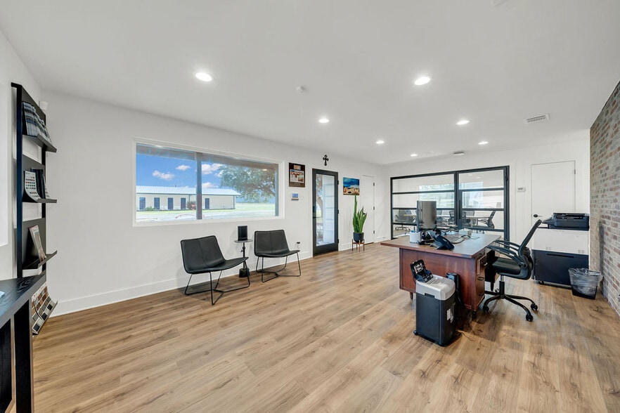 More Photos Of 117 Commerce Ave, Boerne Office For Sale