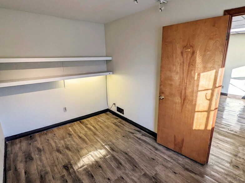 More Photos Of 2706 W 11th St, Little Rock Light Manufacturing For Sale