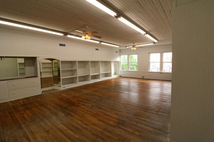 More Photos Of 113 W Fisher St, Salisbury Storefront Retail Office For Lease