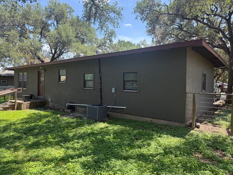 More Photos Of 1428 N Walnut Ave, New Braunfels Office For Sale