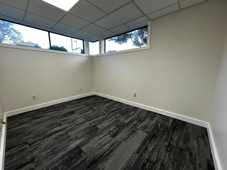 More Photos Of 6820 Roosevelt Ave, Middletown Medical For Lease