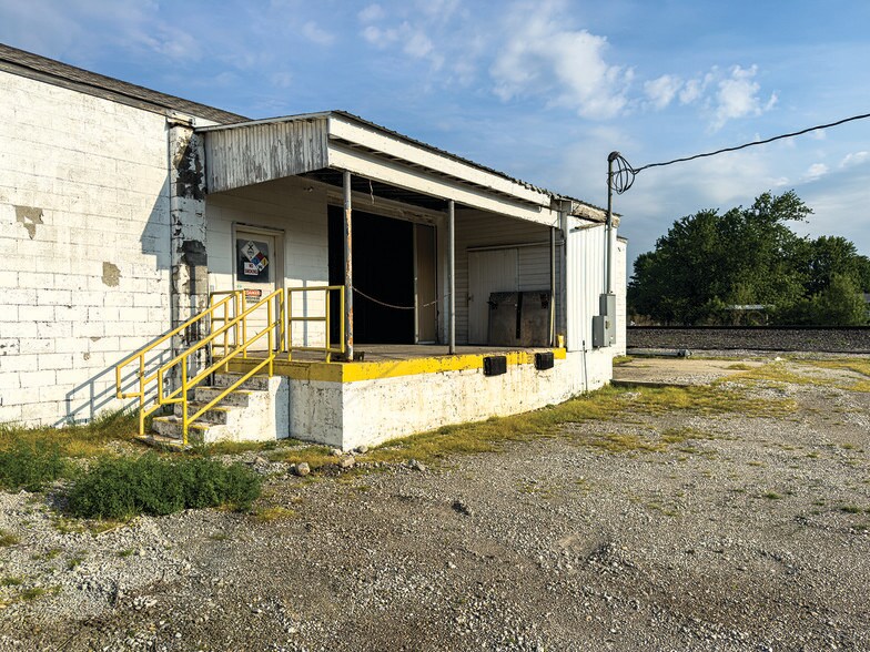 More Photos Of 3154 Depot st, Wawaka Office For Sale