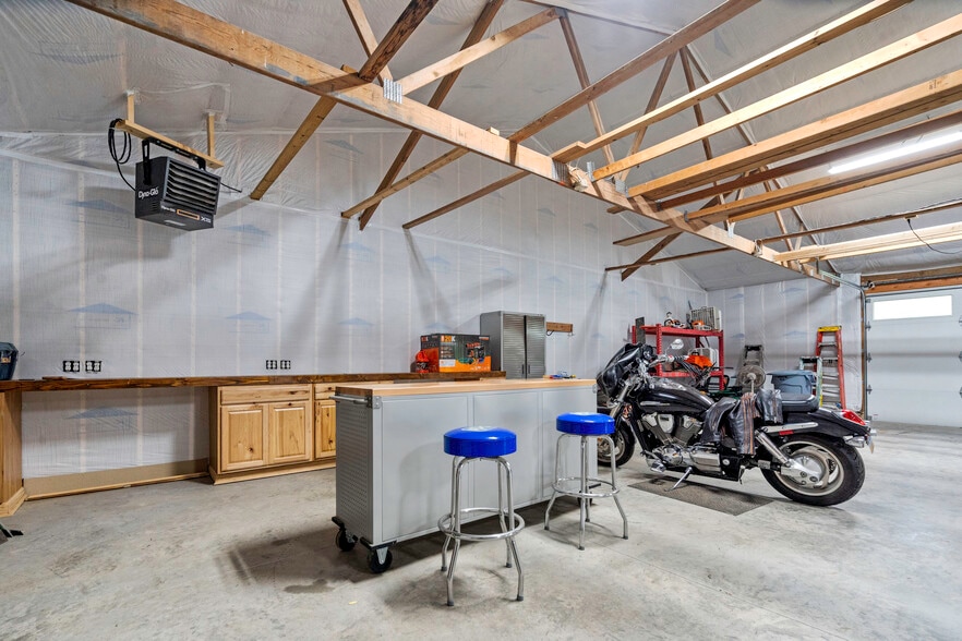 More Photos Of 11155 Hubbard Rd, Kansas City Flex For Sale