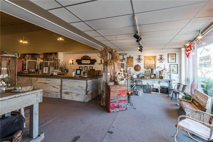 More Photos Of 306 W Main St, Denison Storefront For Sale
