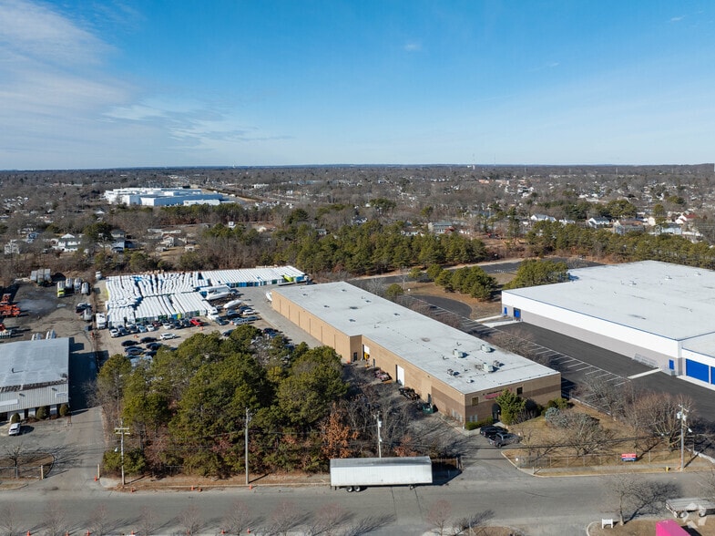 More Photos Of 39 Windsor Pl, Central Islip Warehouse For Lease