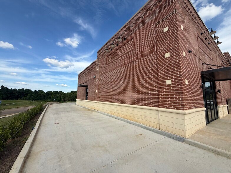 More Photos Of 415 Griffin St, Brandon Service Station For Lease
