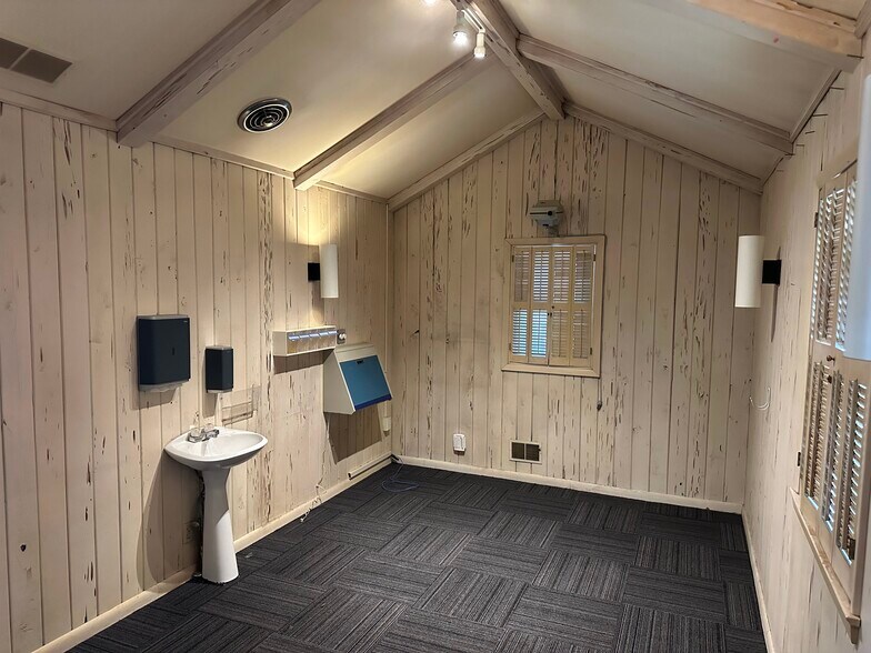 More Photos Of 2710 E 62nd St, Indianapolis Medical For Sale