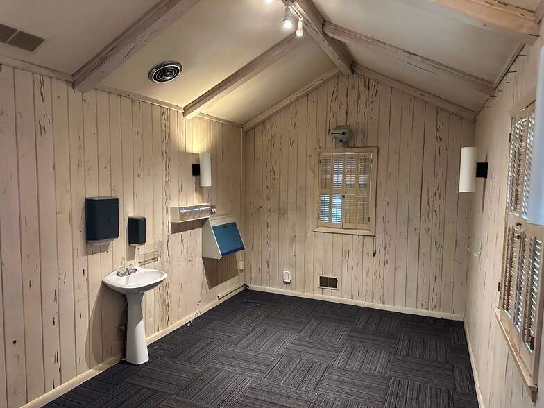 More Photos Of 2710 E 62nd St, Indianapolis Medical For Sale