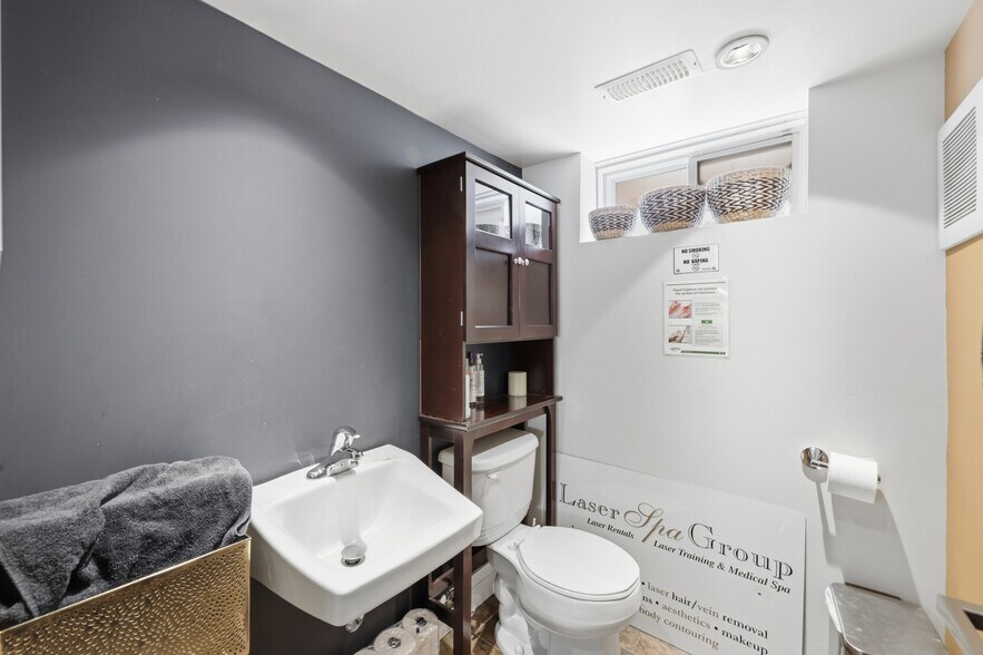 More Photos Of 58 King St W, Hamilton Office For Sale
