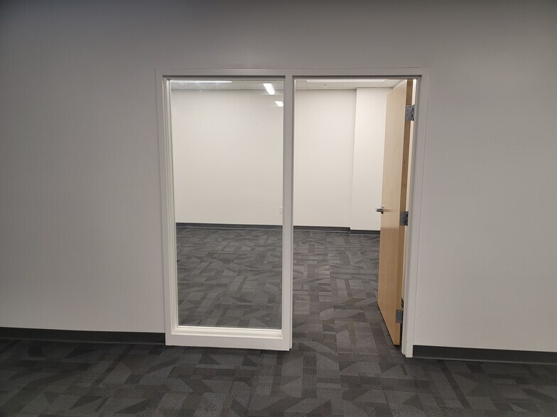 More Photos Of 261 N 4th St, Springfield Flex For Lease