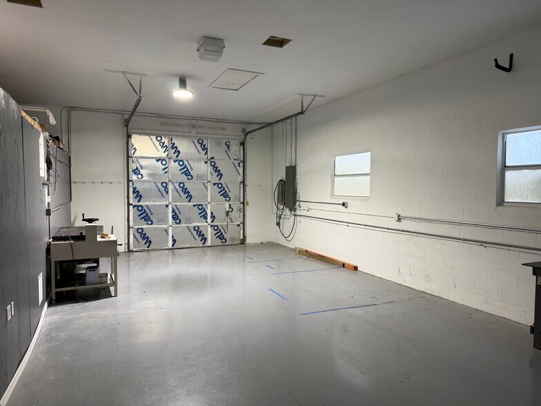 More Photos Of 8132 Cormel St, Port Richey Industrial For Lease