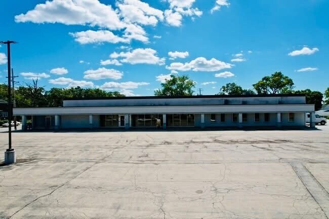 More Photos Of 7103 W 111th St, Worth Freestanding For Lease