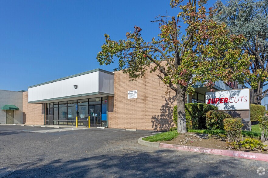 Primary Photo Of 411-435 W Shaw Ave, Fresno General Retail For Lease