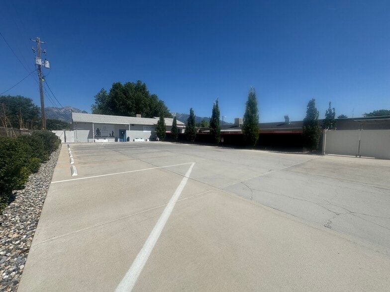 More Photos Of 8665 Harrison St, Sandy Service For Sale