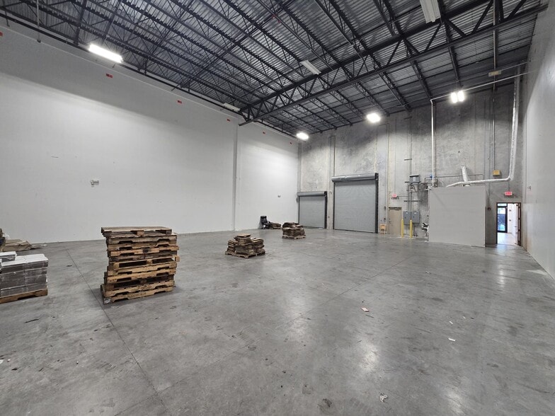 More Photos Of 10400 NW 55th St, Sunrise Manufacturing For Lease