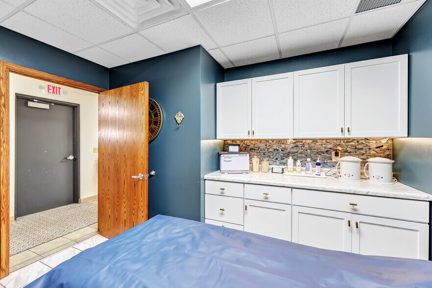 More Photos Of 1780 S Koeller St, Oshkosh Flex For Sale