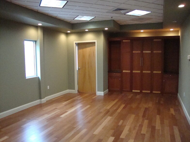 More Photos Of 282 N Broadway, Salem Auto Dealership For Lease