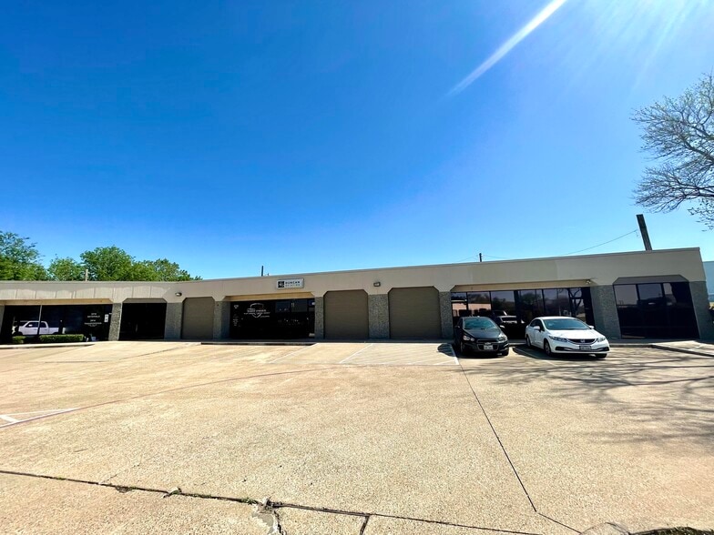 More Photos Of 4200 N Main St, Fort Worth Flex For Lease