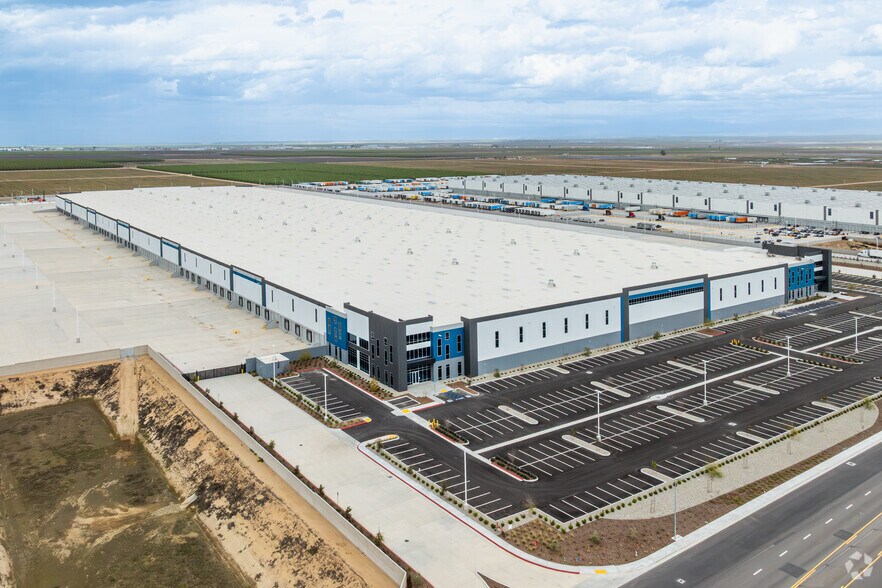 More Photos Of 5104 Express Ave, Shafter Distribution For Lease