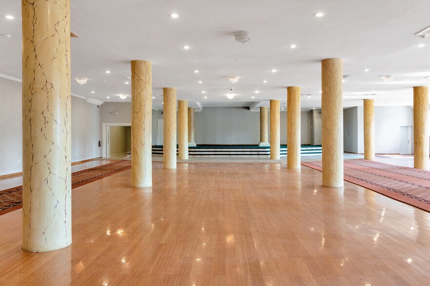More Photos Of 2613 W Hunting Park Ave, Philadelphia Light Distribution For Lease
