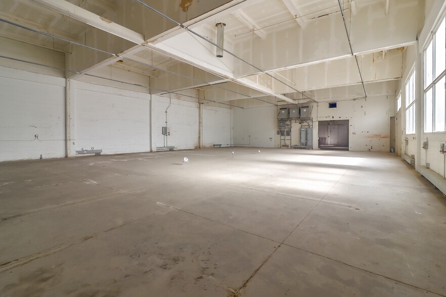More Photos Of 1722 15th St, Oakland Warehouse For Lease