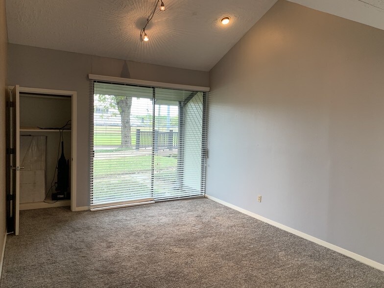 More Photos Of 14339 Torrey Chase Blvd, Houston Loft Creative Space For Lease