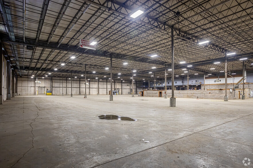 More Photos Of 1000 Elmwood Park Blvd, Elmwood Distribution For Lease