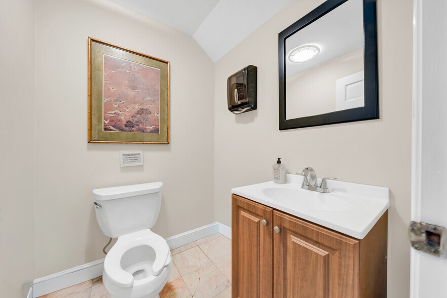 More Photos Of 58 Main St, Topsfield Office For Sale