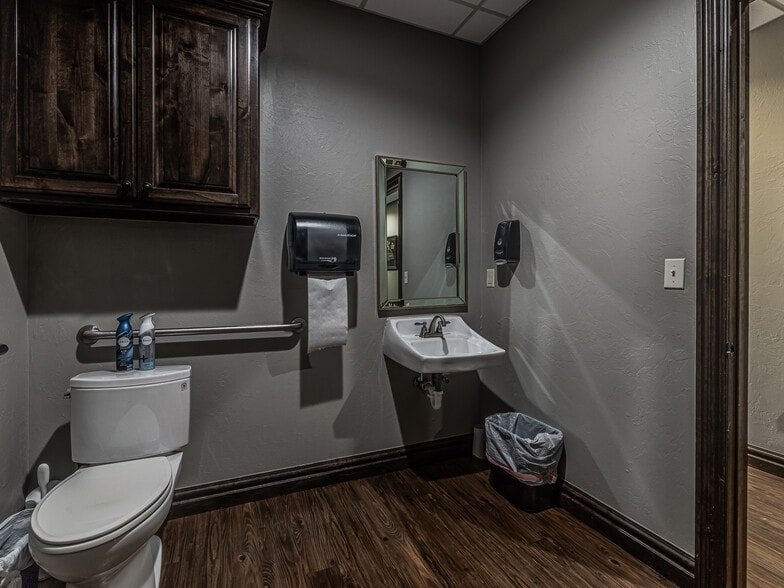More Photos Of 209 NW 132nd St, Oklahoma City Industrial For Sale