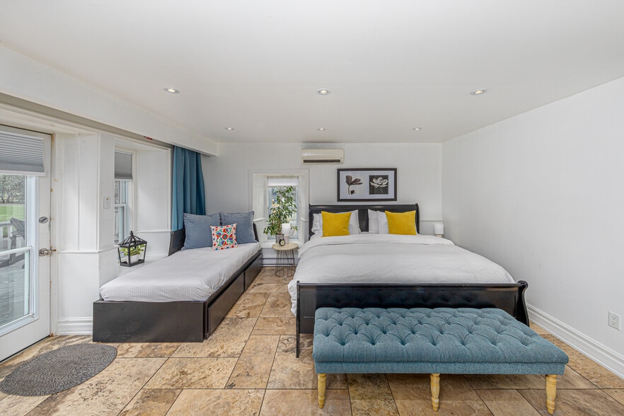 More Photos Of 8 Starr Pl, Kingston Hospitality For Sale