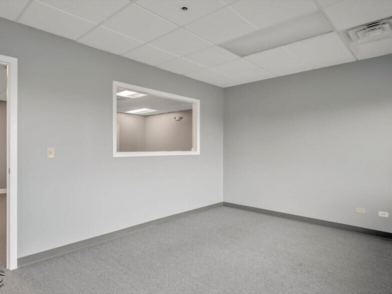 More Photos Of 1990 E Algonquin Rd, Schaumburg Office For Lease
