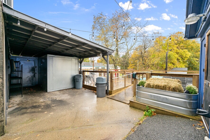 More Photos Of 17 S Main St, Brooklyn Freestanding For Sale