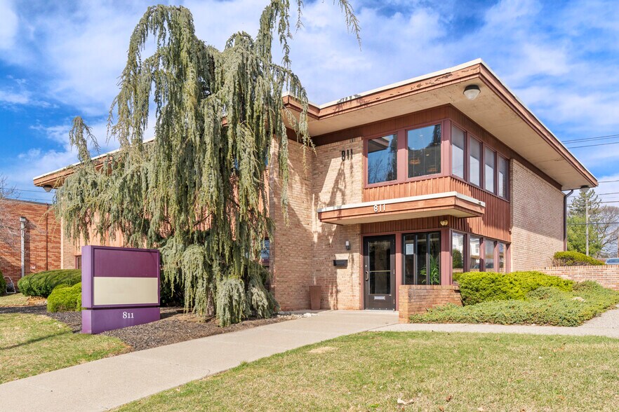 Primary Photo Of 811 N 19th St, Allentown Medical For Lease