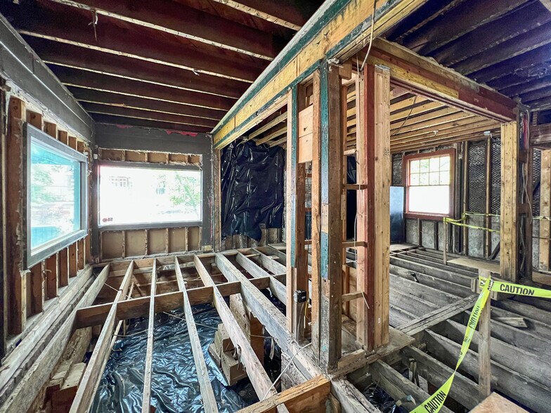 More Photos Of 1 Swan St, Asheville Freestanding For Sale