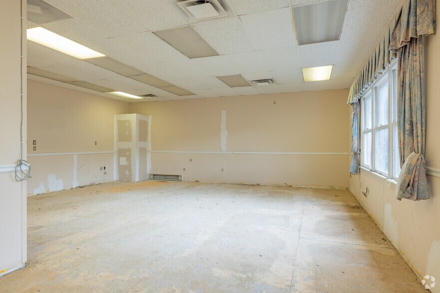 More Photos Of 455 State Rt 23, Wantage Supermarket For Lease