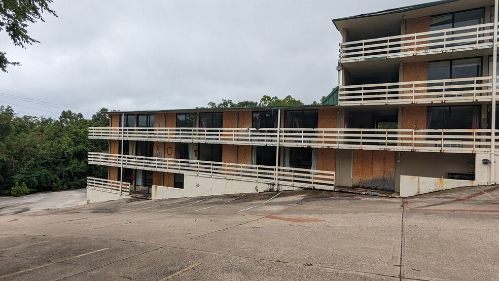 More Photos Of 1900 W 76 Country Blvd, Branson Hotel For Sale