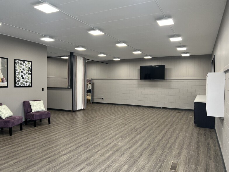 More Photos Of 103 E 3rd St, Aroma Park Office For Sale