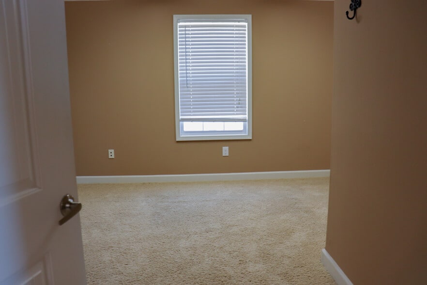 More Photos Of 601 Old Base Rd, Aurora Religious Facility For Lease