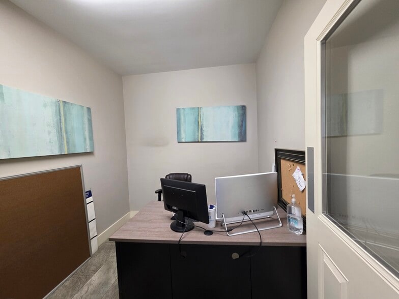 More Photos Of 2050 Old Bailey Rd, Ridgeland Showroom For Lease