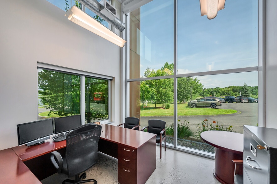 More Photos Of 111 Silver Lake Blvd, Pittsfield Office For Sale