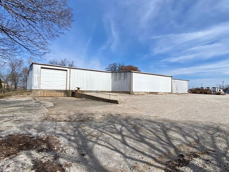 More Photos Of 621 Industrial dr, Ardmore Industrial For Lease