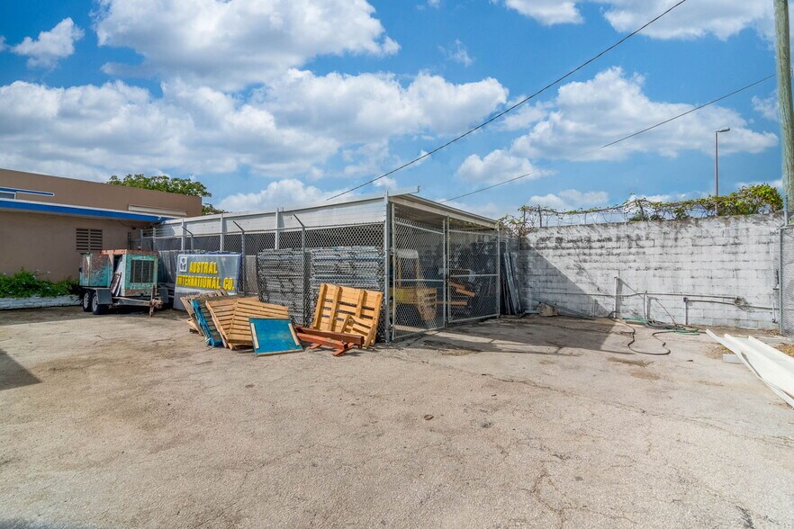 More Photos Of 3200 NW South River Dr, Miami Manufacturing For Lease