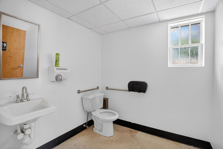 More Photos Of 214 Broadway, Saugus Unknown For Lease